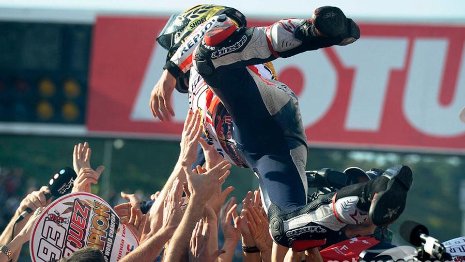 Marc Marquez diangkat oleh para fans usai kalahkan para pebalap di Japanese Grand Prix sirkuit Twin Ring Motegi